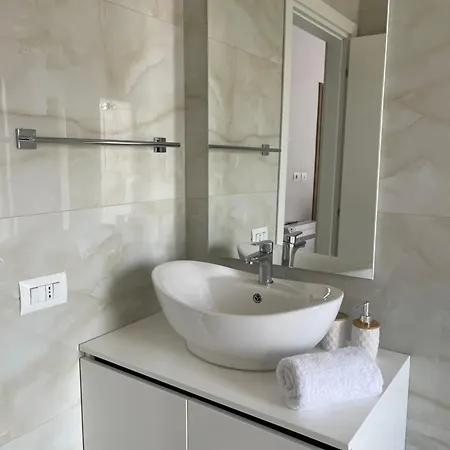 New Bazaar, Grand * Tiran