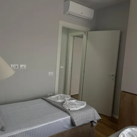 New Bazaar, Grand Apartament