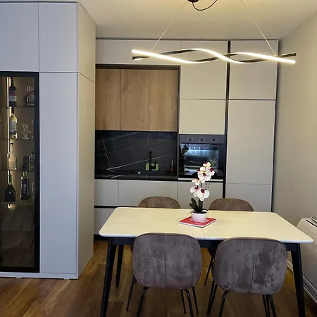 New Bazaar, Grand Apartman