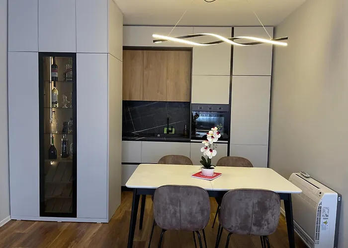 New Bazaar, Grand Apartman